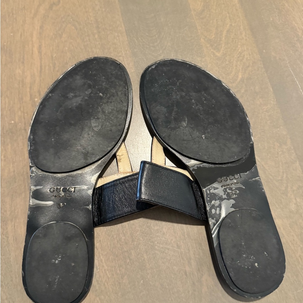 Gucci Black Sandals with Gold Logo - Picture 4 of 4